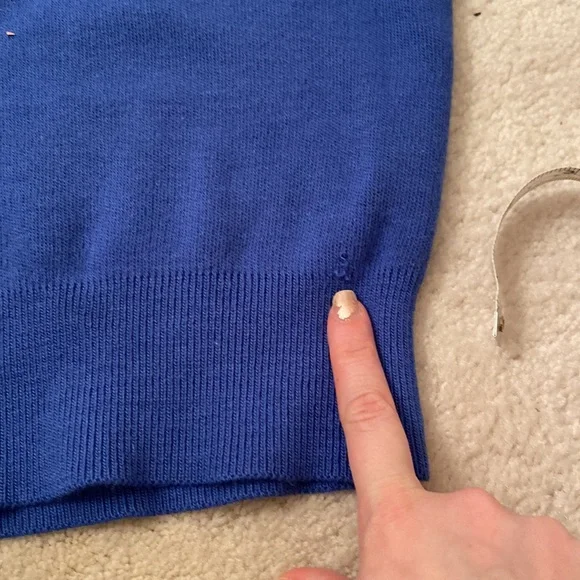 BLUE IZOD SWEATER  *flaw* - Picture 9 of 9